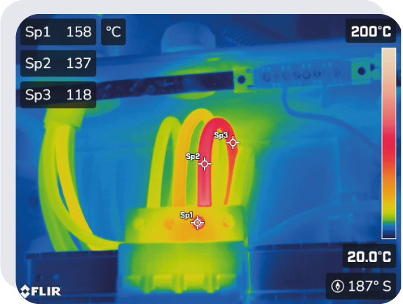 Een thermografische foto over een oververhitte aansluiting van een elektrisch component.