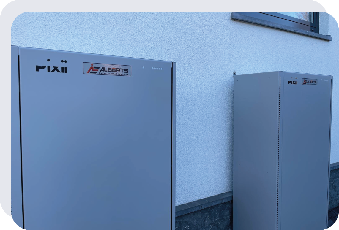 De plaatsing van 2 Pixii Homes welke buiten geplaatst zijn.