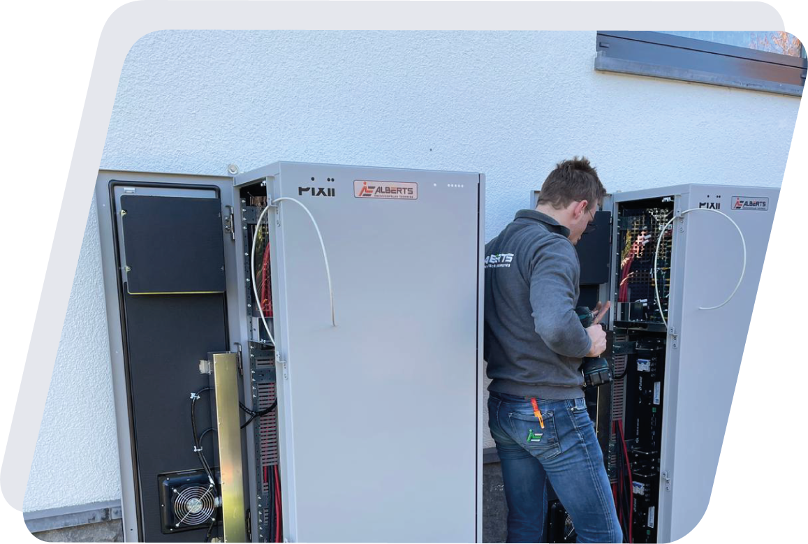 De installatie van twee Pixii Homes.