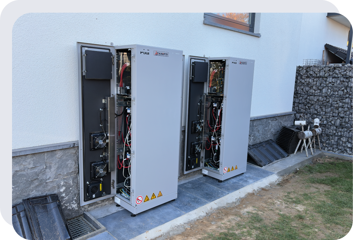 2 Pixii Homes geplaatst buiten tegen een woning.