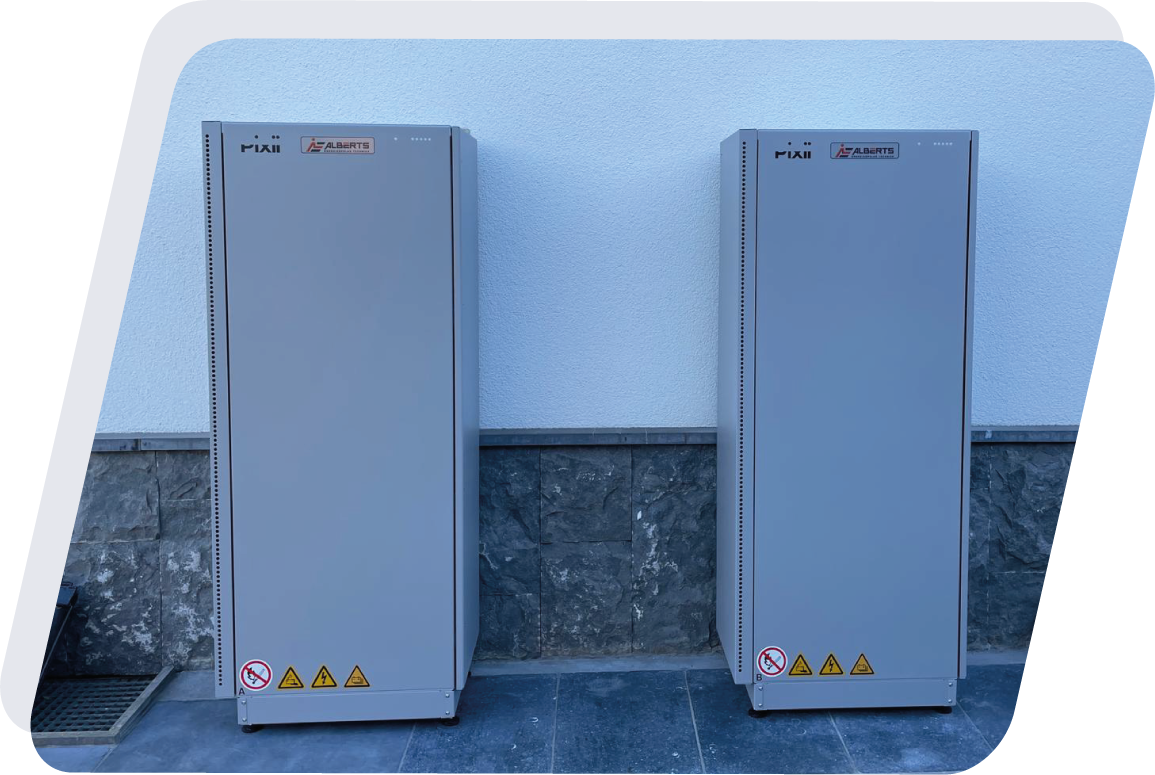 2 Pixii Homes geplaatst buiten tegen een woning.
