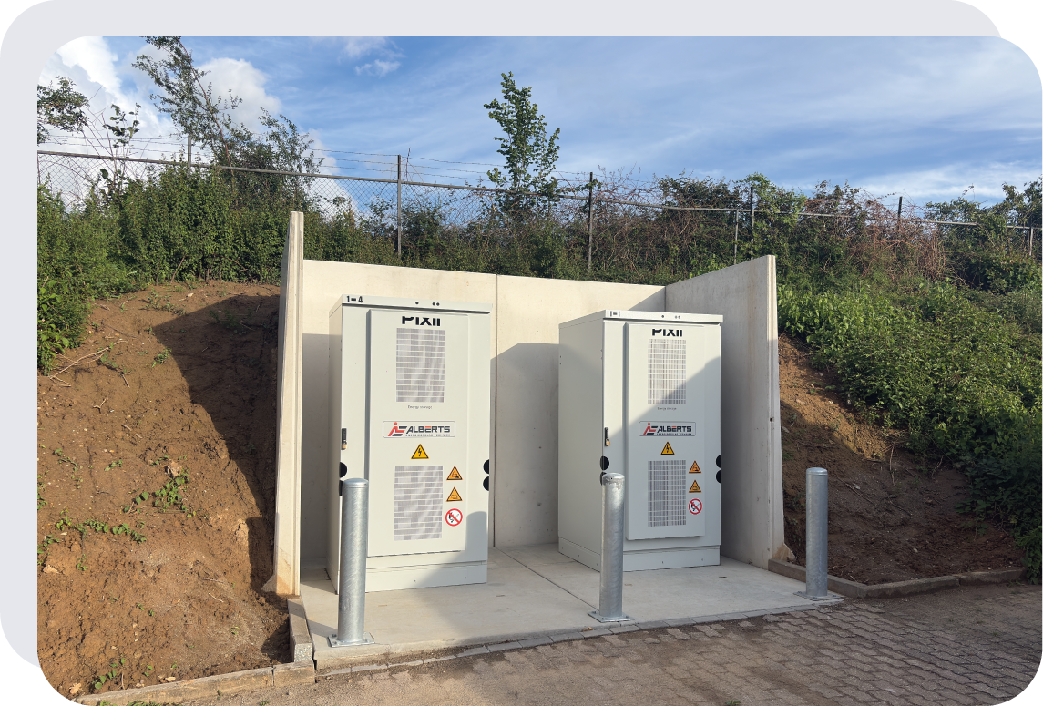 Pixii energieopslag systeem met gesloten deur geplaatst bij Powerarea