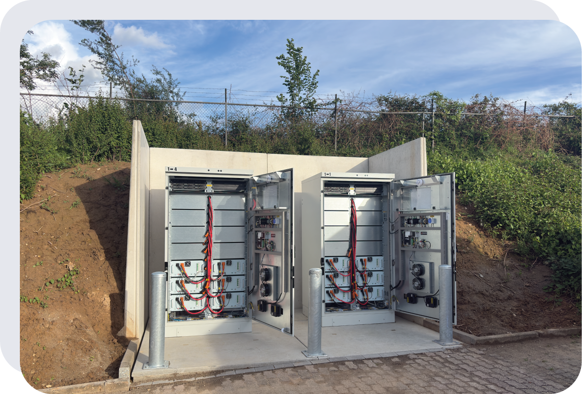 Pixii energieopslag systeem met open deur geplaatst bij Powerarea