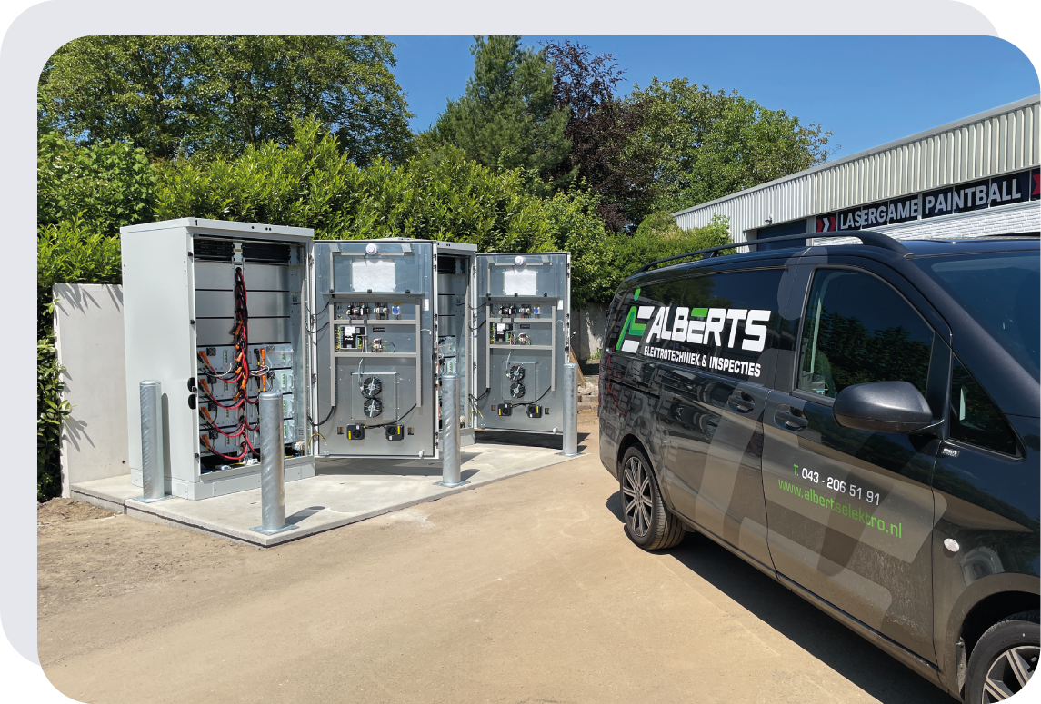 Pixii energieopslag systeem met open deur en bus geplaatst bij Powerarea