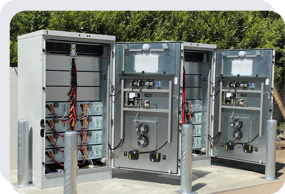 Pixii energieopslag systeem met open deur geplaatst bij Powerarea