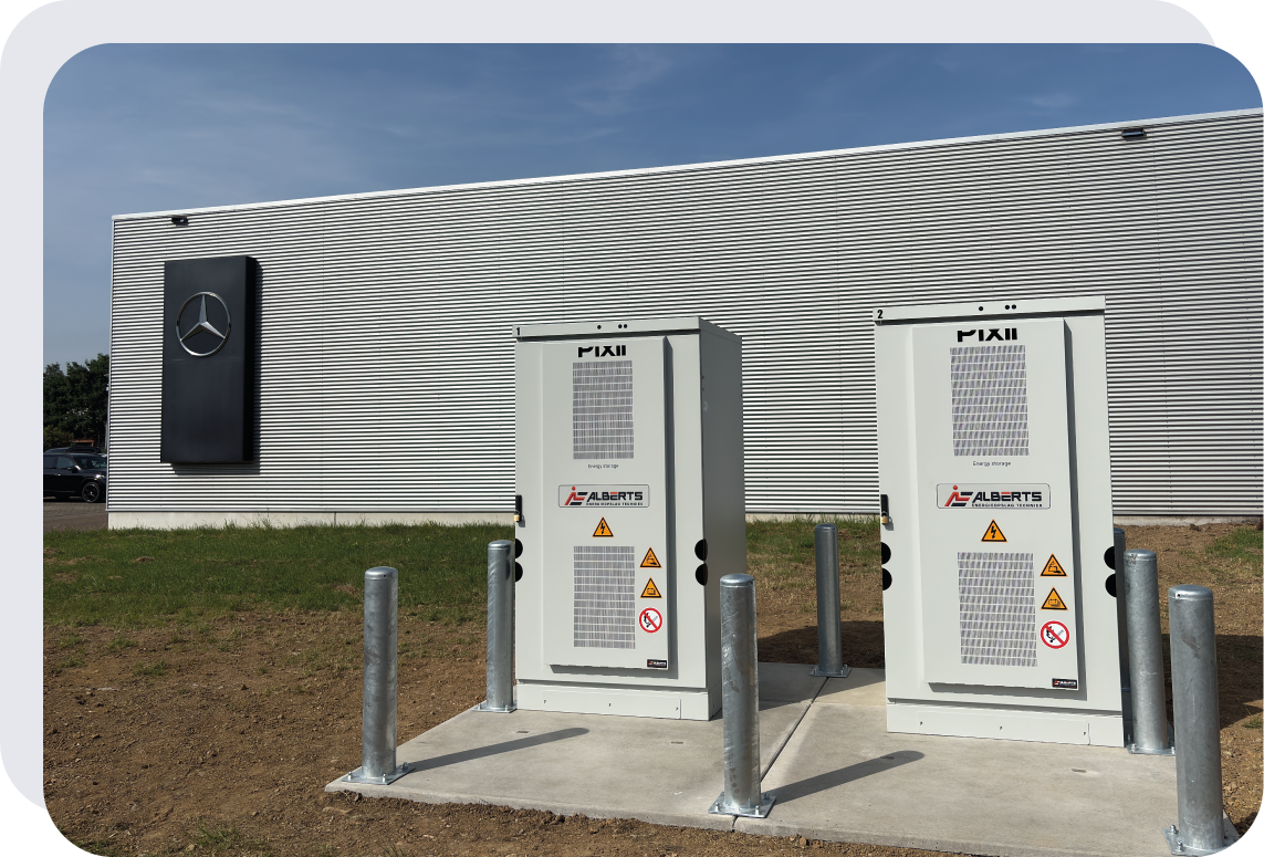 Pixii energieopslag systeem met gesloten deur geplaatst bij Smeets Mercedes Benz Heerlen