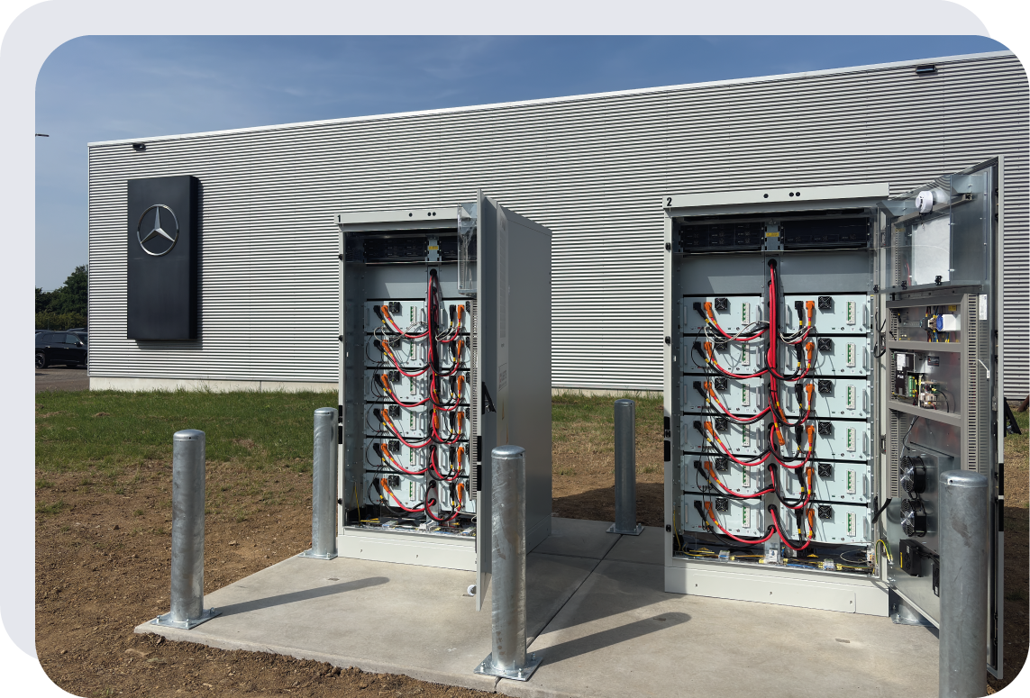 Pixii energieopslag systeem met open deur geplaatst bij Smeets Mercedes Benz Heerlen
