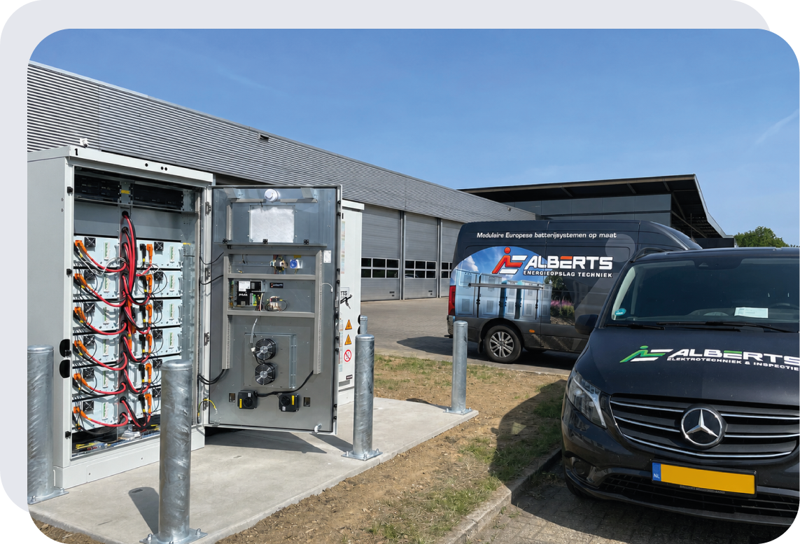 Pixii energieopslag systeem met open deur en bedrijfsbus bij Smeets Mercedes Benz Heerlen