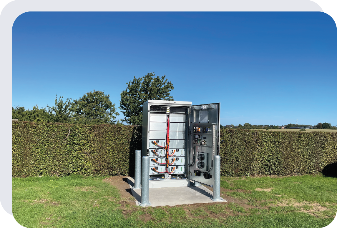 Een Pixii PowerShaper XLE geplaatst in een natuurlijke omgeving met een geopende deur.