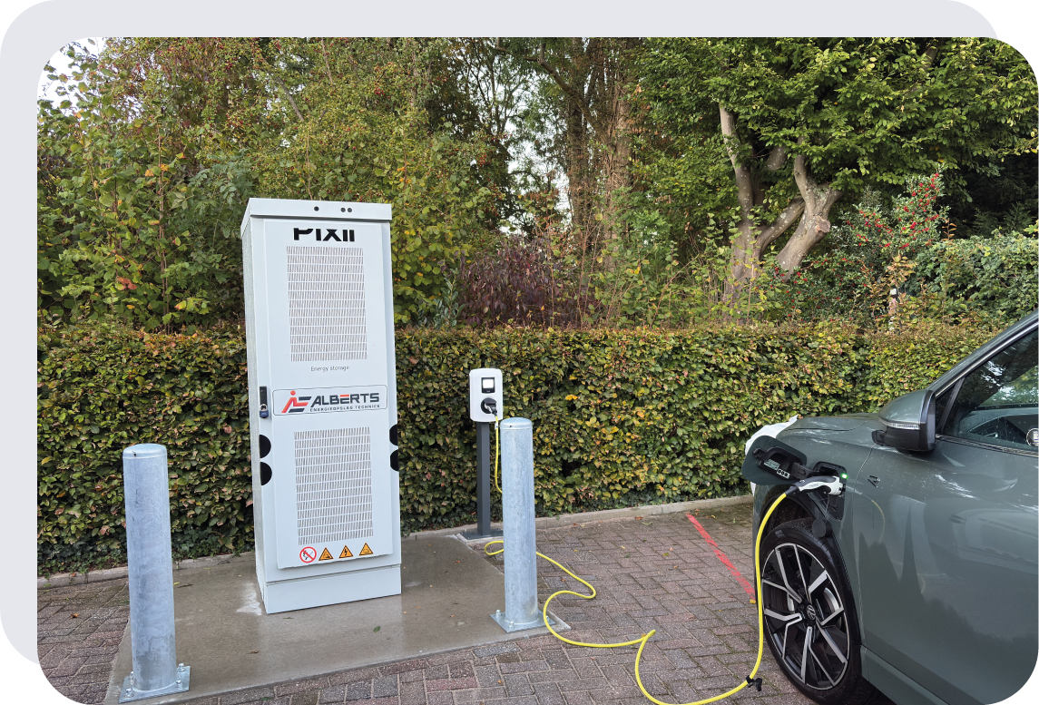 Pixii PowerShaper2 geplaatst in een groene omgeving inclusief een laadpaal.